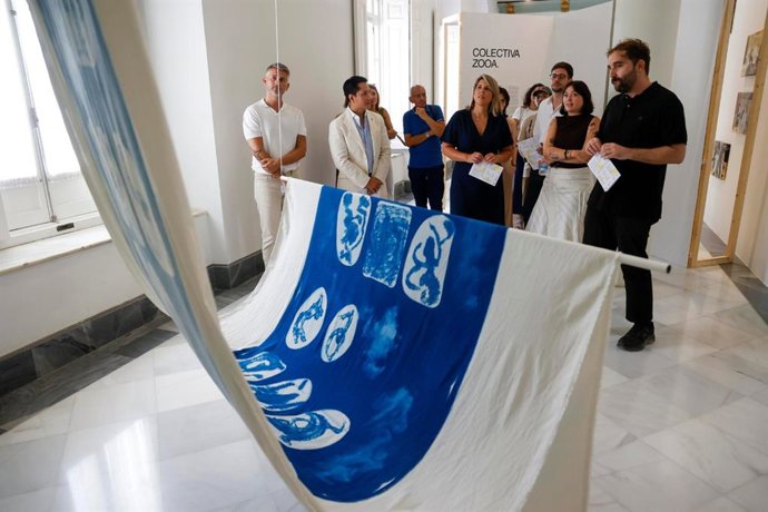 La alcaldesa de Cartagena, Noelia Arroyo, visita la exposición colectiva 'Los de aquí', una propuesta que reflexiona sobre la pertenencia, la identidad y el arraigo de la comunidad ecuatoriana en la comarca y en la Región de Murcia