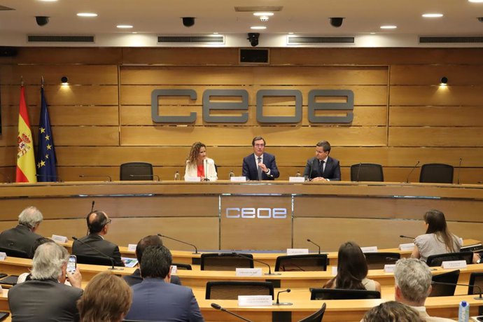 La autora del informe, May López, el presidente de CEOE y de CEIB, Antonio Garamendi, y el decano de EAE Busines School, Tomás Aznar