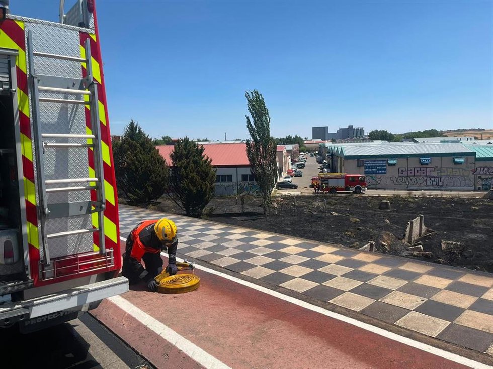Sofocado un incendio una zona de matorral y pasto de la Ronda Oeste de Cuenca