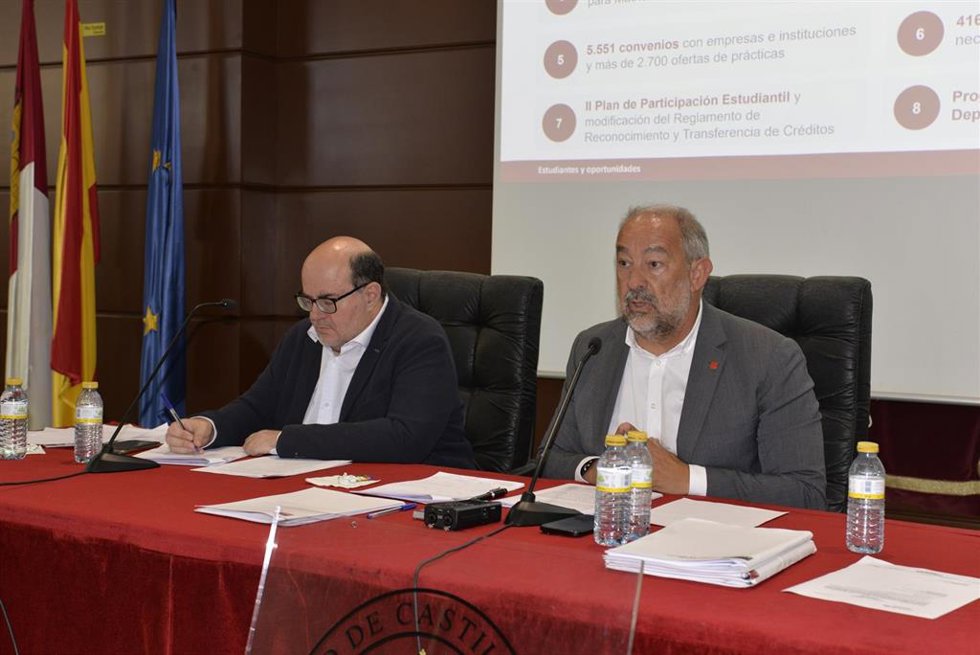 El rector de la UCLM, Julián Garde.