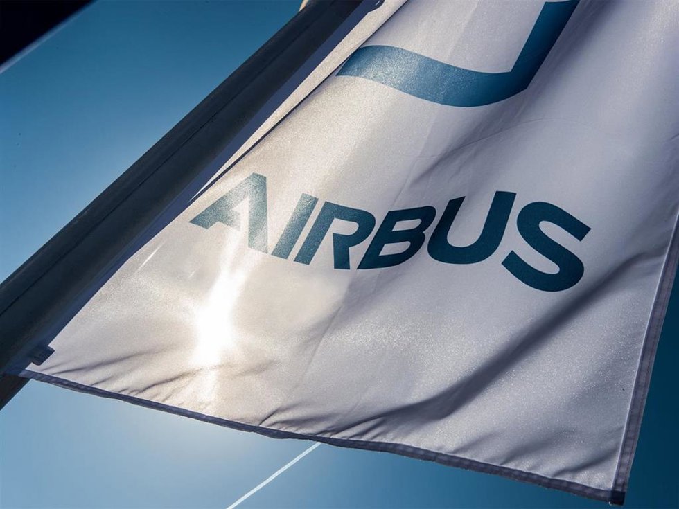 Archivo - Bandera en una sede de Airbus.