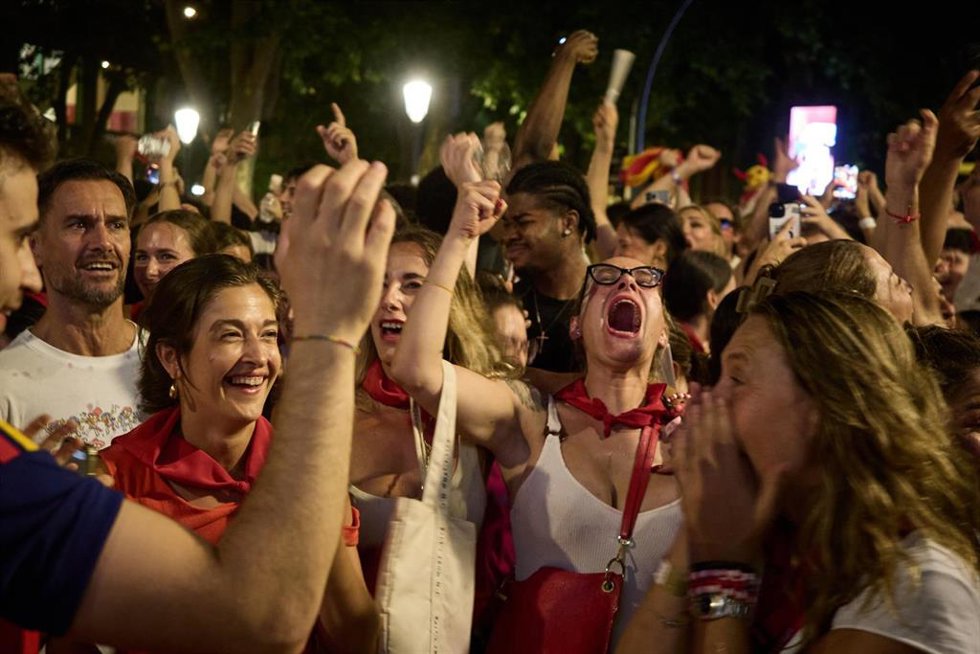 Aficionados a la selección española de fútbol durante la celebración del partido de semifinales del mundial entre España y Francia. Foto archivo