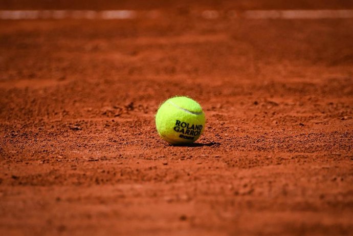 Archivo - Imagen de una pelota de tenis en el torneo de Roland Garros