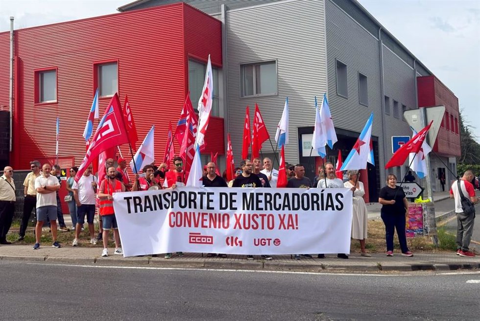 Personal del transporte de mercancías reclama en Santiago un "convenio provincial digno"