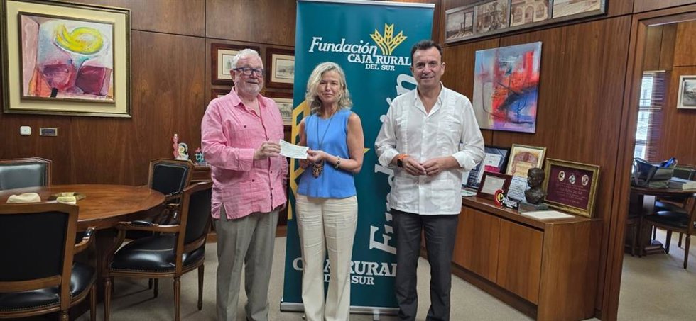 Fundación Caja Rural del Sur entrega a la Asociación contra el Cáncer de Huelva la recaudación de 'Ritmo y otras músicas'.