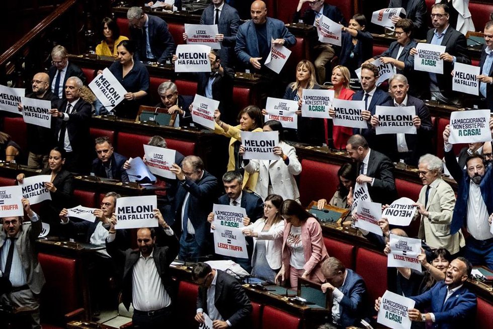 La oposición protesta con carteles contra la reforma de la ley electoral propuesta por el Gobierno de la primera ministra, Giorgia Meloni