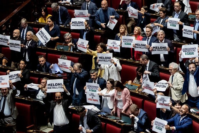16 de julho de 2026, Roma, Itália: Alguns deputados exibem cartazes durante a sessão na Câmara dos Deputados para a votação final da lei eleitoral, Roma, 16/07/2026