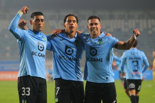 Futbol, O’Higgins vs Everton Fecha 14, Liga de Primera 2026  El jugador de O’Higgins XXXX, izquierda centro derecha, celebra su gol contra Everton durante el partido de la liga de primera disputado en el Estadio Codelco El Teniente de Rancagua,