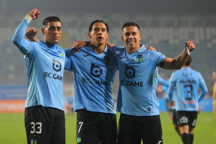Futbol, O’Higgins vs Everton Fecha 14, Liga de Primera 2026  El jugador de O’Higgins XXXX, izquierda centro derecha, celebra su gol contra Everton durante el partido de la liga de primera disputado en el Estadio Codelco El Teniente de Rancagua,