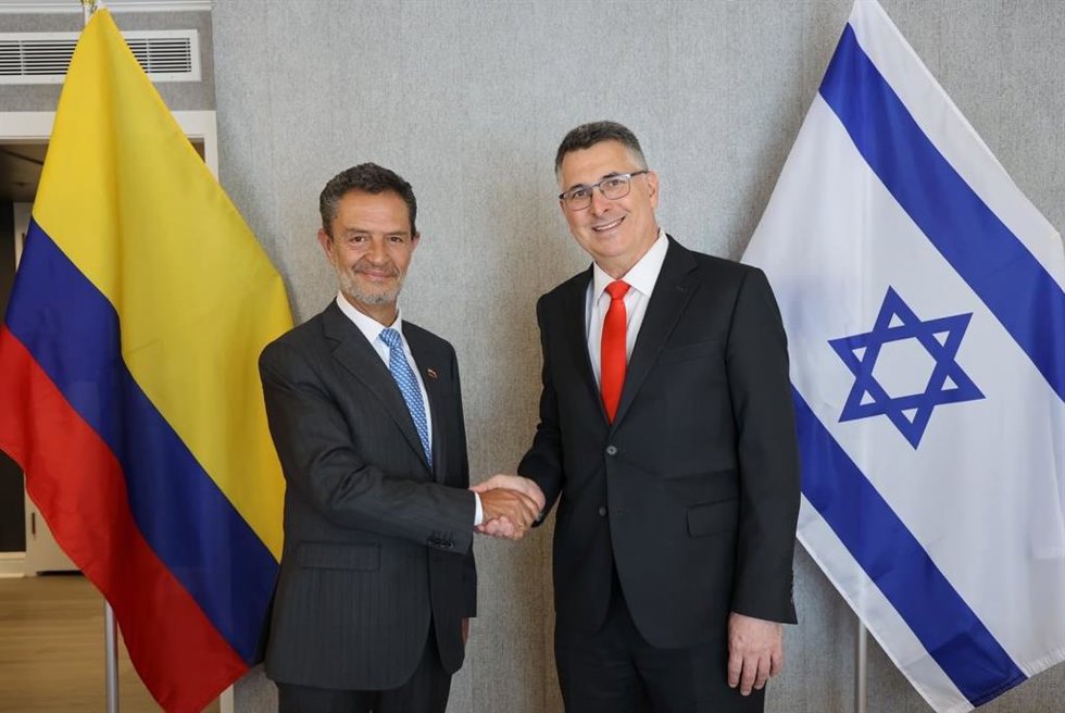 El ministro de Exteriores de Israel, Gideon Saar, junto a su futuro homólogo colombiano, Omar Bula Escobar