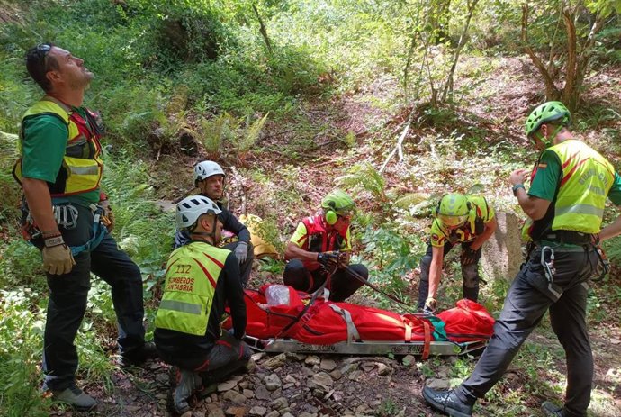 Trasladada a Vadecilla una mujer de 79 años tras caer por un terraplén de unos 4 metros en Camaleño
