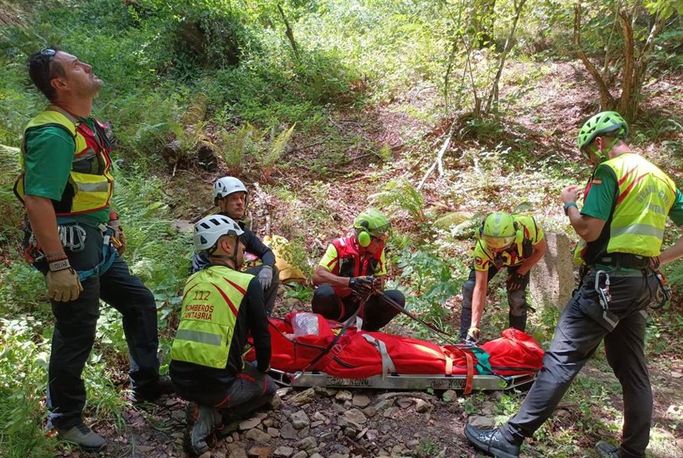 Trasladada a Vadecilla una mujer de 79 años tras caer por un terraplén de unos 4 metros en Camaleño