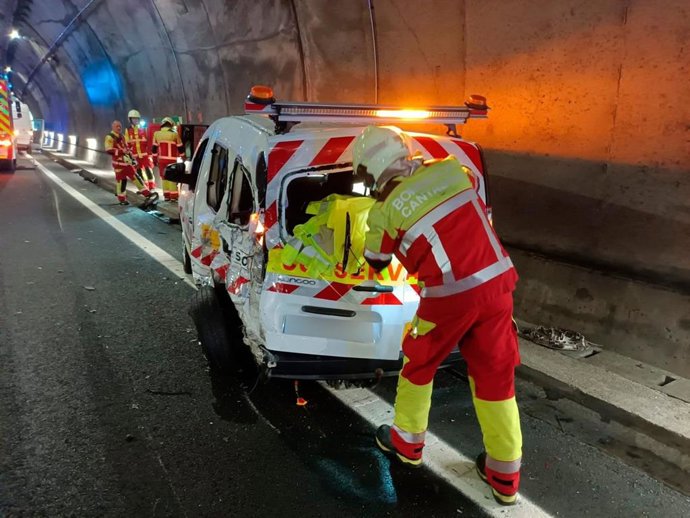 Imagen del vehículo de mantenimiento de carreteras tras el accidente