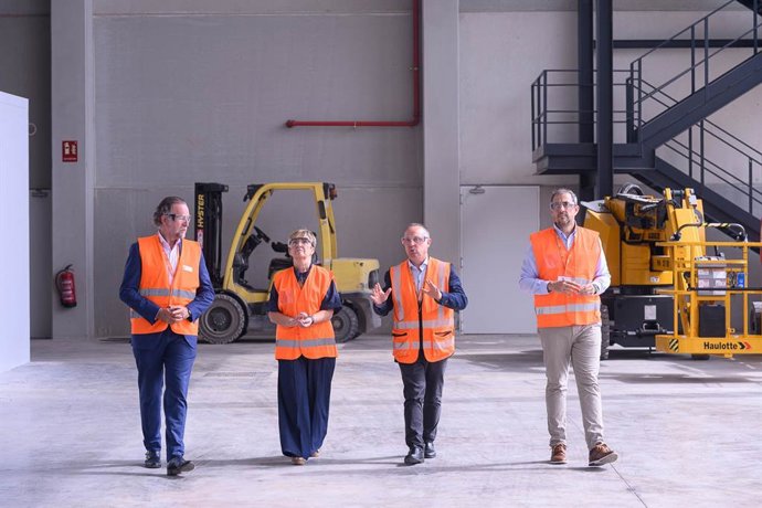 L'empresa química alemanya Stockmeier presenta el seu hub industrial a la consellera d'Indústria, Marian Cano.