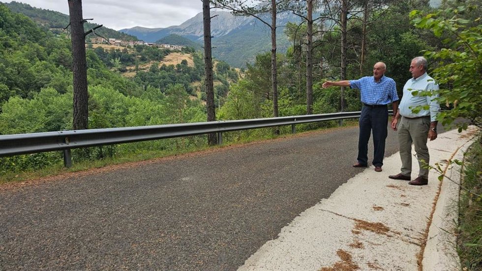 El alcalde de Seira, Manuel Callau, y el diputado delegado de Obras, Álvaro Bescós.