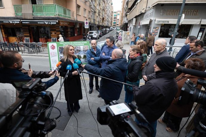 Archivo - La alcaldesa de Granada, Marifrán Carazo, atiende a los medios en imagen de archivo.