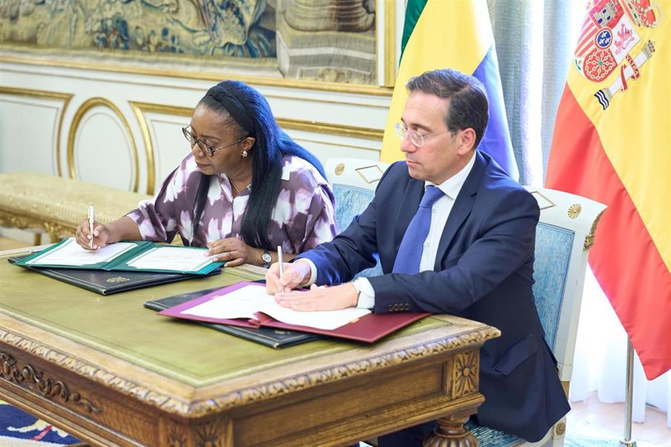 El ministro de Asuntos Exteriores, Unión Europea y Cooperación, José Manuel Albares, se reúne con su homóloga de Gabón, Marie-Édith Tassyla-Ye-Doumbeneny, en el Palacio de Viana, a 16 de julio de 2026.