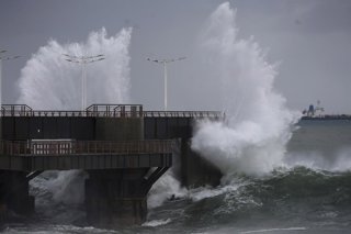 Vina del Mar, 1 de agosto de 2025. Fuertes marejadas afectan el borde costero, durante una jornada en que el vecino puerto de Valparaiso debio detener sus funciones. Andres Pina/Aton Chile