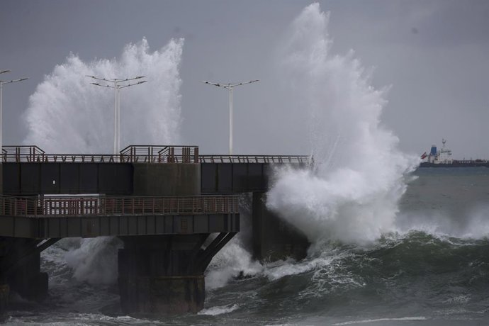 Vina del Mar, 1 de agosto de 2025. Fuertes marejadas afectan el borde costero, durante una jornada en que el vecino puerto de Valparaiso debio detener sus funciones. Andres Pina/Aton Chile
