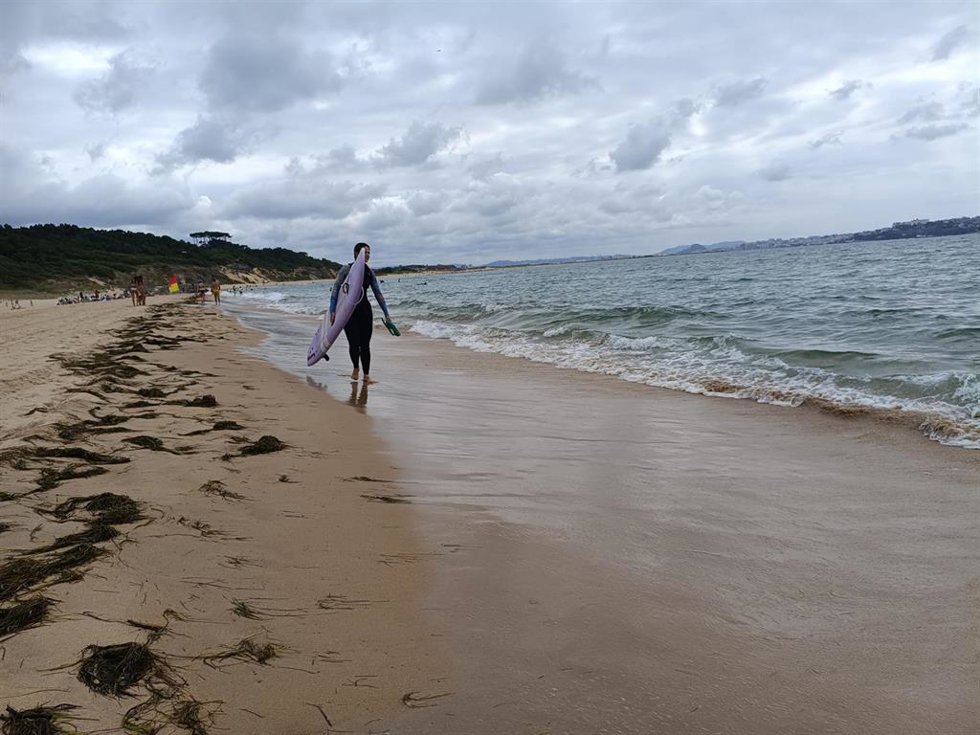 Playa vizcaína en una jornada nubosa