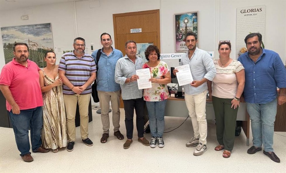 Imagen de los responsables del PP de Sevilla presentando ante el Ayuntamiento de Huévar del Aljarafe la declaración de tránsfuga contra Isabel María Romero