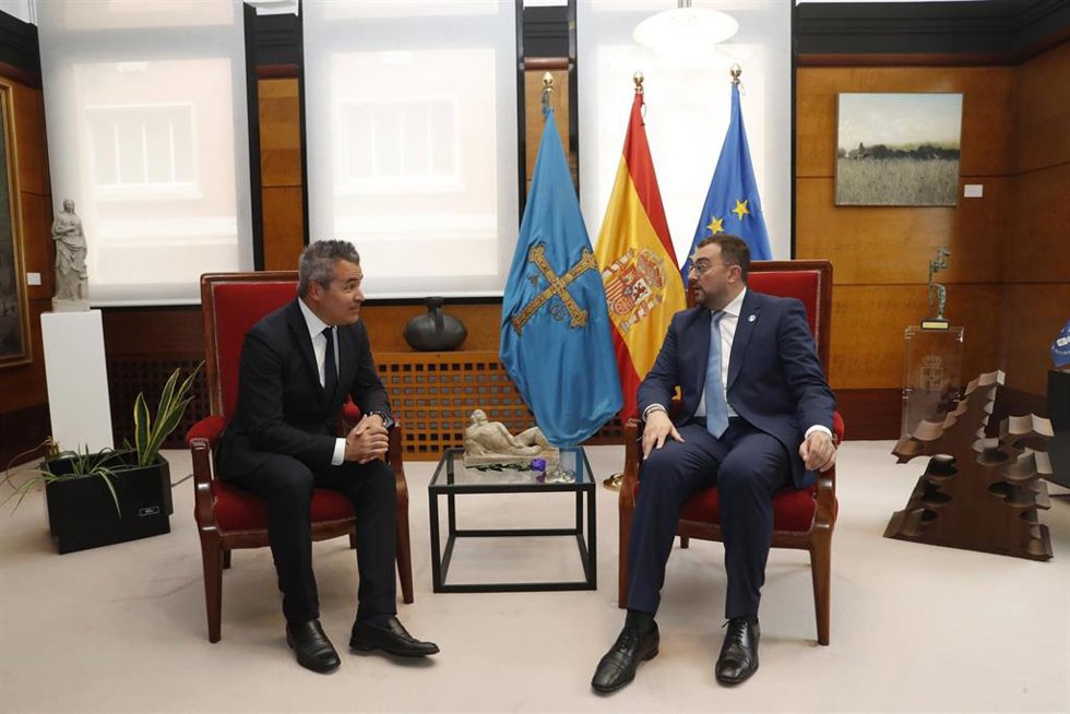 El presidente del Principado de Asturias, Adrián Barbón, ha recibido al consejero delegado de Indra, Josep María Recasens.