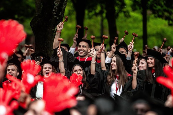 Archivo - BEIJING, Jan. 4, 2026  -- Students cheer during commencement ceremony at Harvard University in Cambridge, Massachusetts, the United States, May 29, 2025. A U.S. federal judge on May 29 extended a Temporary Restraining Order on Trump Administrati