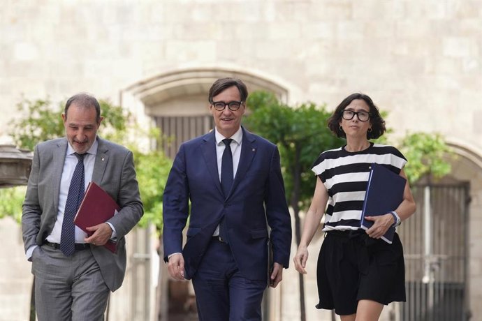 El conseller de Justicia y Calidad Democrática, Ramon Espadaler, el presidente de la Generalitat, Salvador Illa, y la consellera de Interior, Núria Parlon, antes del Comité de Seguridad y Justicia