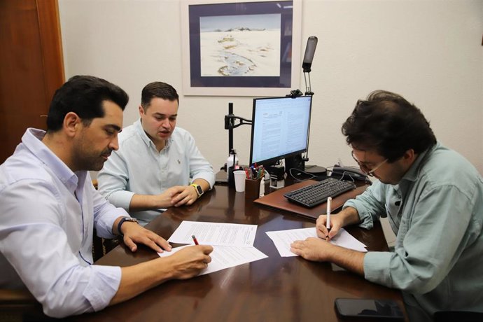 Firman del convenio entre Cáritas Diocesana de Córdoba y la Escuela Diocesana Gaudium.