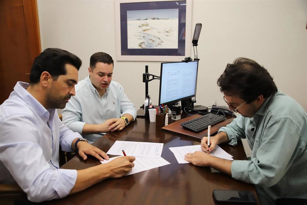 Firman del convenio entre Cáritas Diocesana de Córdoba y la Escuela Diocesana Gaudium.