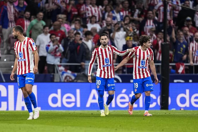 Archivo - Alex Baena and Julian Alvarez of Atletico de Madrid gesture during the Spanish league, La Liga EA Sports, football match played between Atletico de Madrid and CA Osasuna at Riyadh Air Metropolitano stadium on October 18, 2025 in Madrid, Spain.