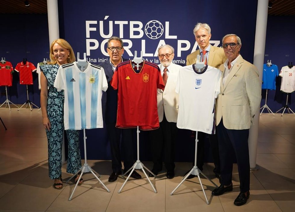 Foto de familia tras la inauguración de la muestra itinerante 'Fútbol por la Paz'