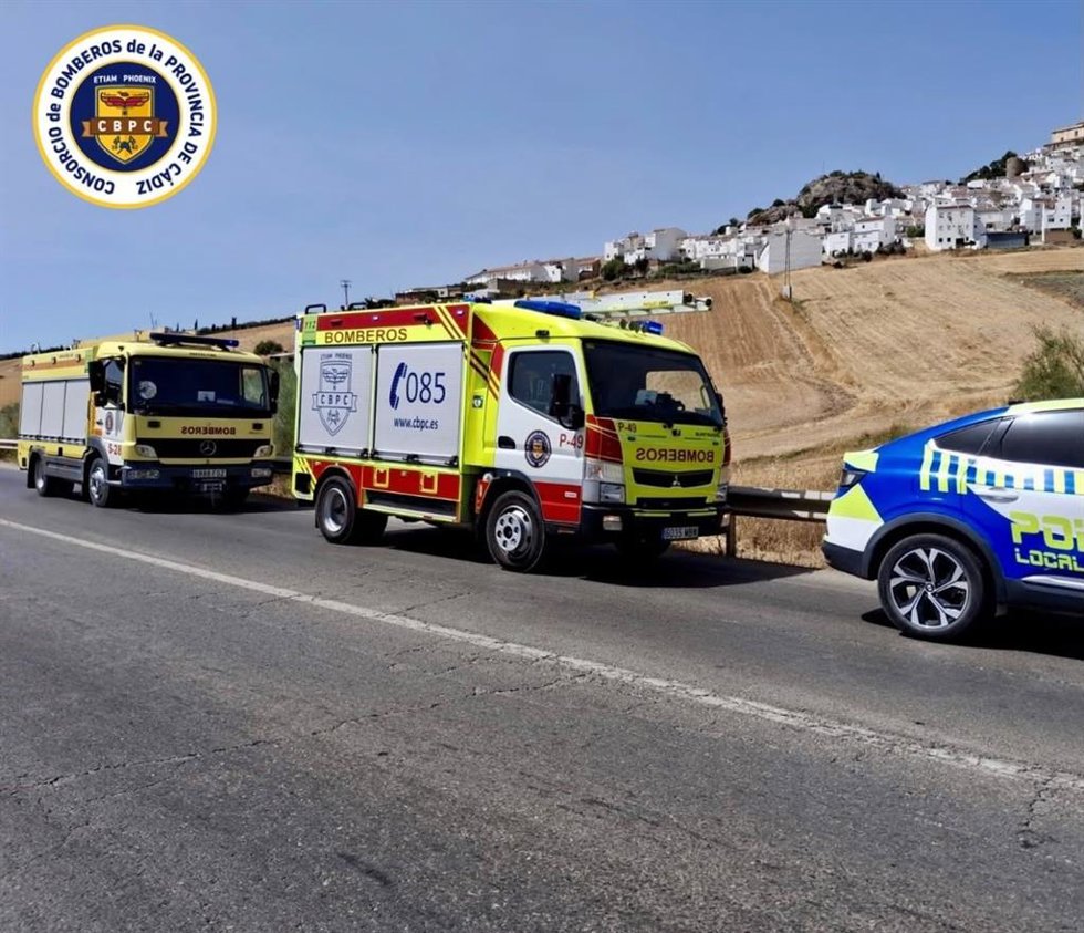 Vehículos de bomberos en el lugar del siniestro donde ha fallecido el conductor de una furgoneta en Olvera.
