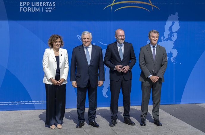 (I-D) La secretaria general del Partido Popular Europeo, Dolors Monserrat; el viceprimer ministro de Italia, Antonio Tajani; el presidente del PPE, Manfred Weber, y el presidente del Partido Popular, Alberto Núñez Feijóo, durante la sesión de apertura del