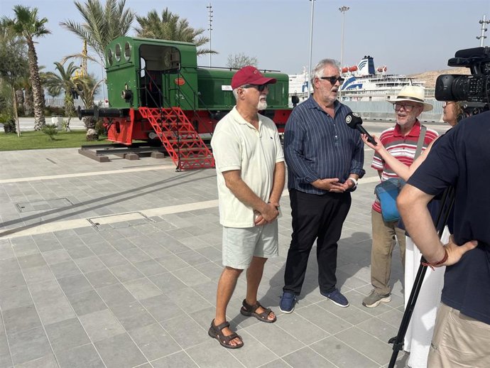 Miembros de la Mesa en Defensa del Ferrocarril de la Provincia de Almería durante la presentación de las protestas convocadas para los días 21 y 28 de julio.