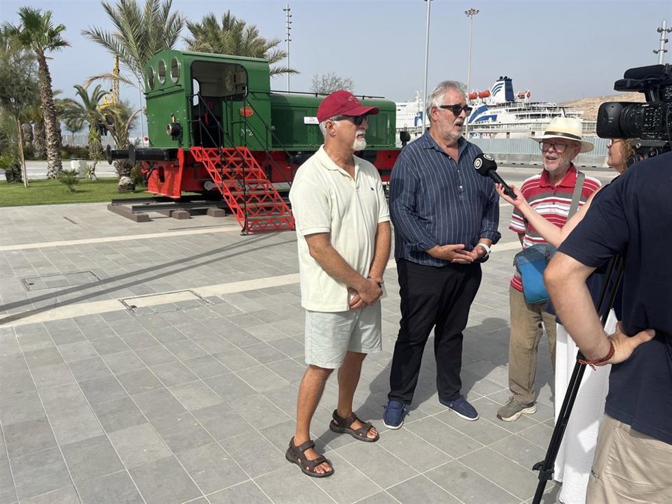 Miembros de la Mesa en Defensa del Ferrocarril de la Provincia de Almería durante la presentación de las protestas convocadas para los días 21 y 28 de julio.