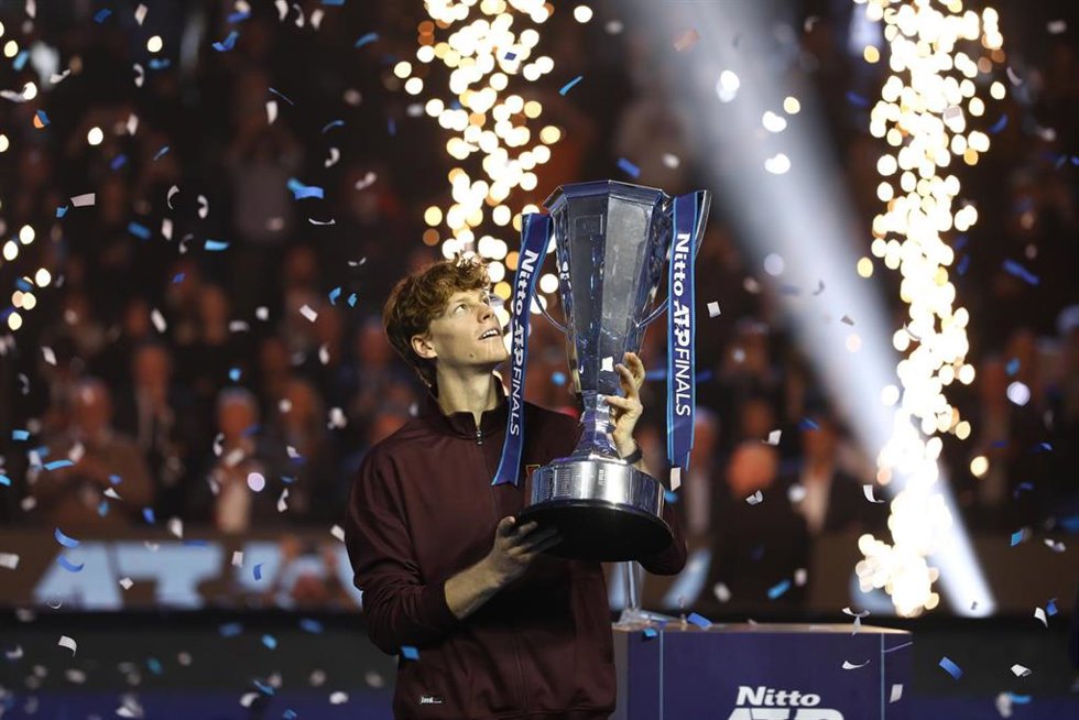 Archivo - November 16, 2025, Turin, Piedmont, Italy: Winner JANNIK SINNER of Italy lifts his trophy after defeating Carlos Alcaraz of Spain in the Men's Singles final of the ATP Tennis Finals in Turin, Italy.