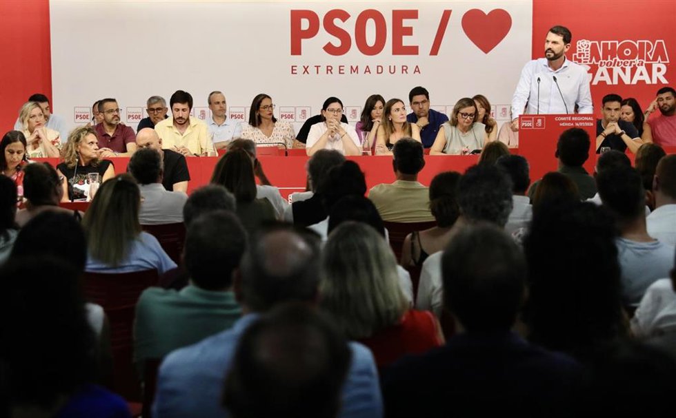 El secretario general del PSOE de Extremadura, Álvaro Sánchez Cotrina, participa en el Comité Regional del partido