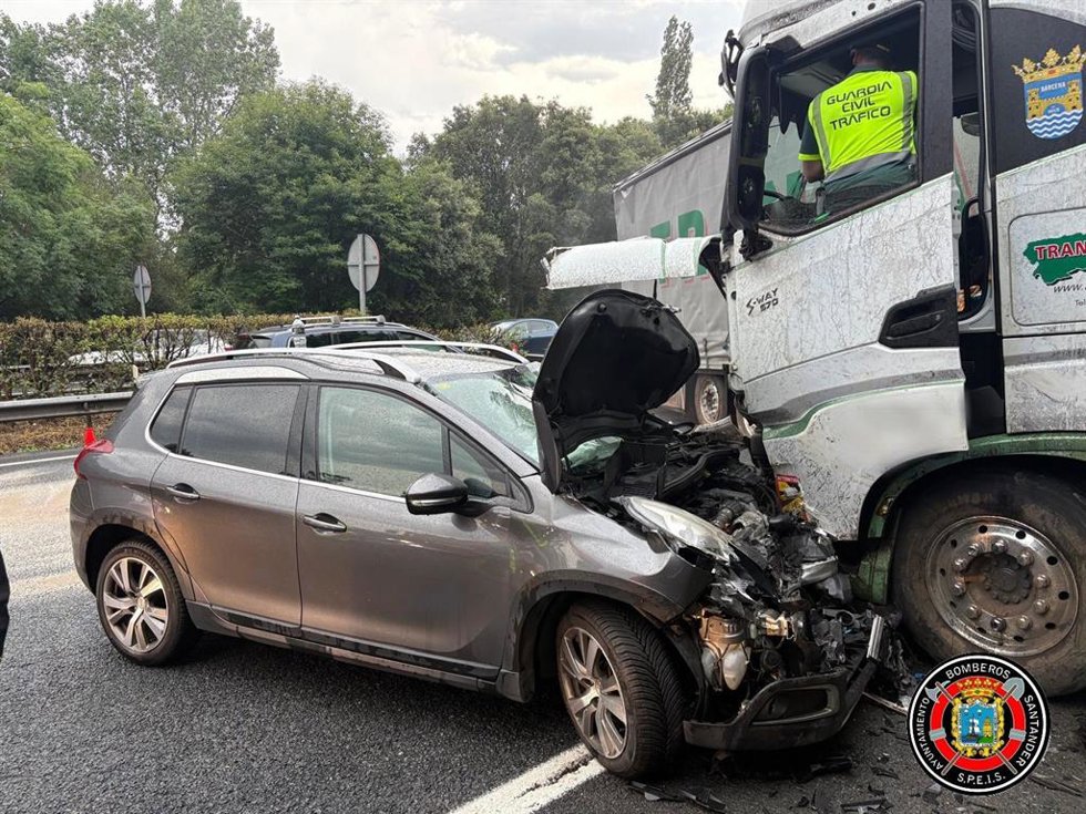 Se salda sin heridos un accidente entre un camión y un vehículo en la A-8