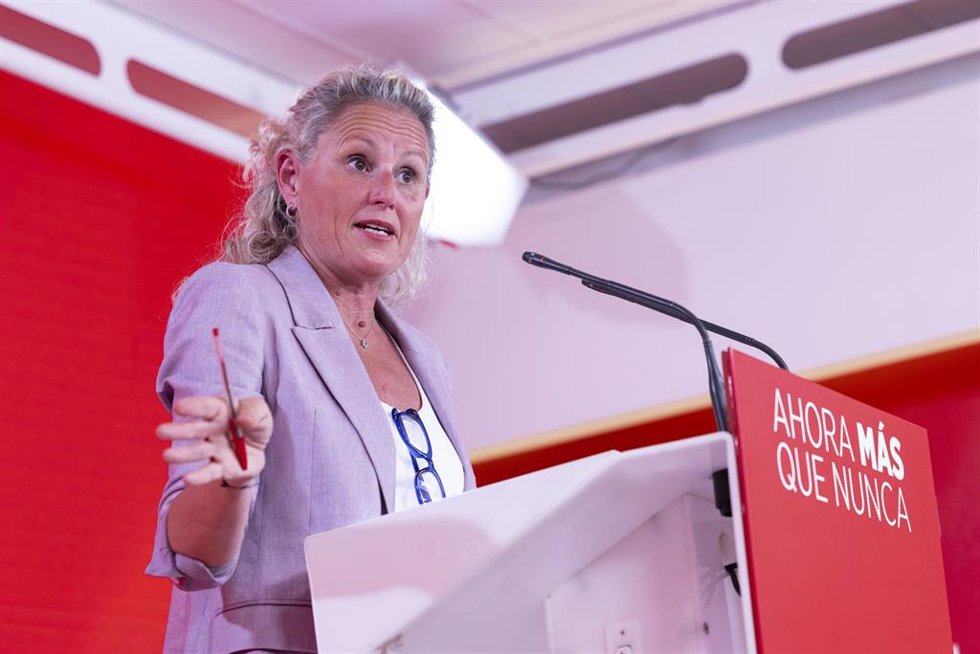 Archivo - La portavoz del PSOE, Montse Mínguez, ofrece una rueda de prensa .