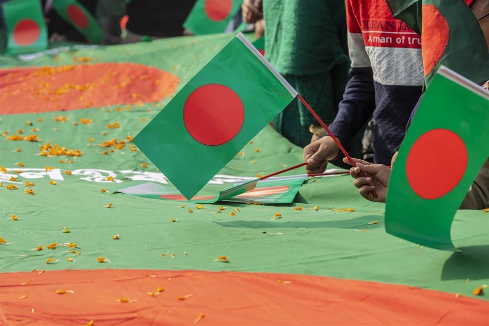 Archivo - Banderas de Bangladesh