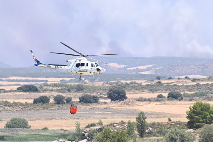 Un helicóptero contribuye en las labores de extinción del incendio, a 16 de julio de 2026, en Cinco Villas, Zaragoza, Aragón (España).