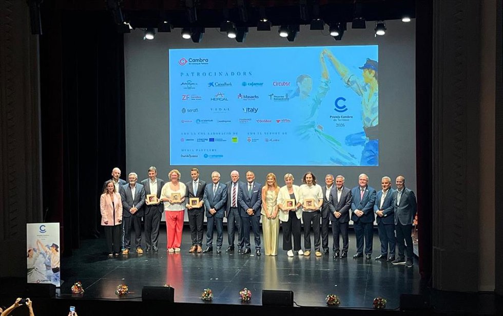 Los galardonados de los Premis Cambra de Terrassa 2026 junto al conseller de Emrpesa y Trabajo, Miquel Sàmper; la alcaldesa de Rubí, Ana María Martínez, y el presidente de la Cámara, Ramon Talamàs