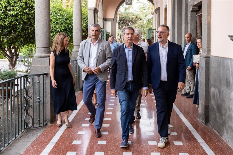 (I-D) El presidente del PP de Canarias, Manuel Domínguez; el presidente nacional del Partido Popular, Alberto Núñez Feijóo; y el candidato del PP a la Alcaldía de Las Palmas de Gran Canaria, Poli Suárez; a su llegada al acto de presentación oficial de Pol