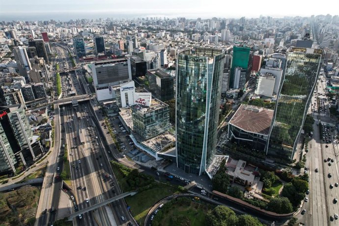 Archivo - Vista panorámica del centro financiero Lima (imagen referencial).