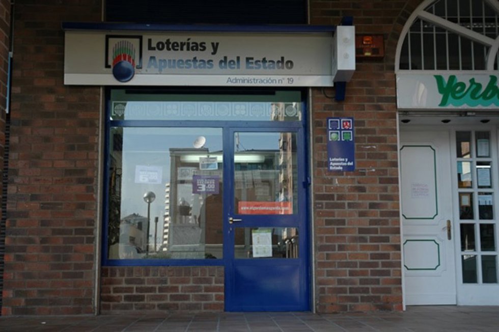 Archivo - Un despacho de loterías.