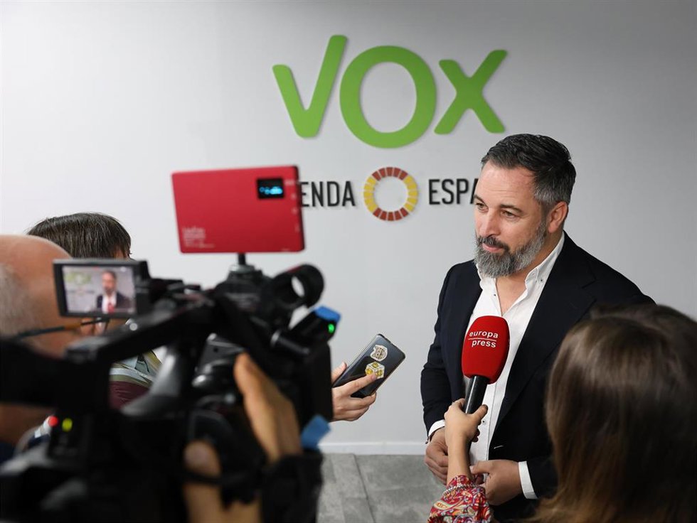 Archivo - El líder de VOX, Santiago Abascal, atiende a medios de comunicación, en la sede del partido, a 1 de agosto de 2024, en Madrid (España). 