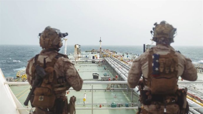 Marines de EEUU abordan un buque sancionado en el golfo de Omán para "verificar" que no infringe el bloqueo naval impuesto por la Armada estadounidense contra Irán