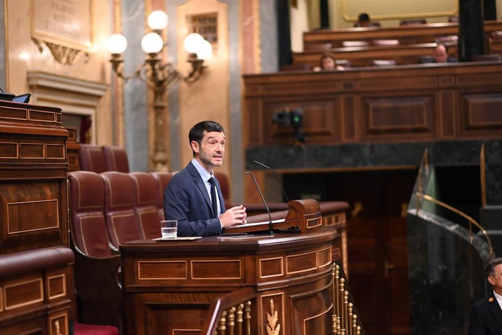 El ministro de Derechos Sociales, Consumo y Agenda 2030, Pablo Bustinduy, interviene durante una sesión plenaria extraordinaria, en el Congreso de los Diputados, a 14 de julio de 2026, en Madrid (España).
