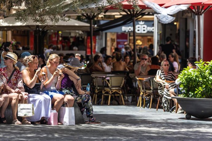Archivo - Unas chicas comen helado, a 15 de julio de 2023, en Palma